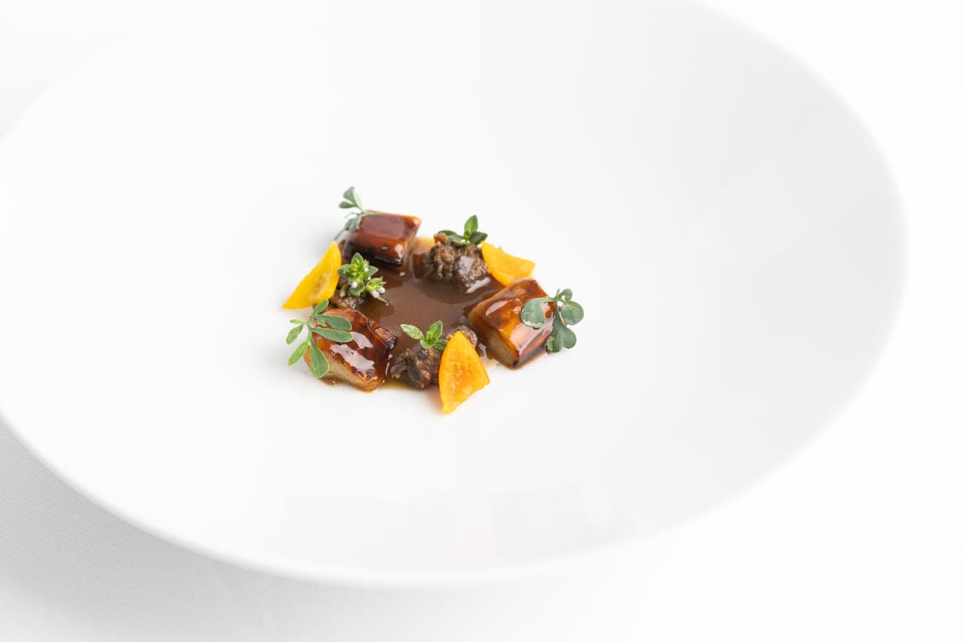 Piatto di melanzana, passito, kumquat e genziana